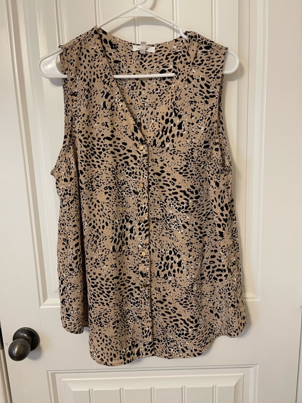 Maurices Women’s 0X Beige and Black Sleeveless Leopard-Print Button Front Blouse